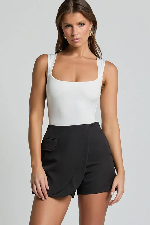 Abbie Mini Skort 8211 Pleated Skort With Pocket Detail In Black Women Showpo Shorts