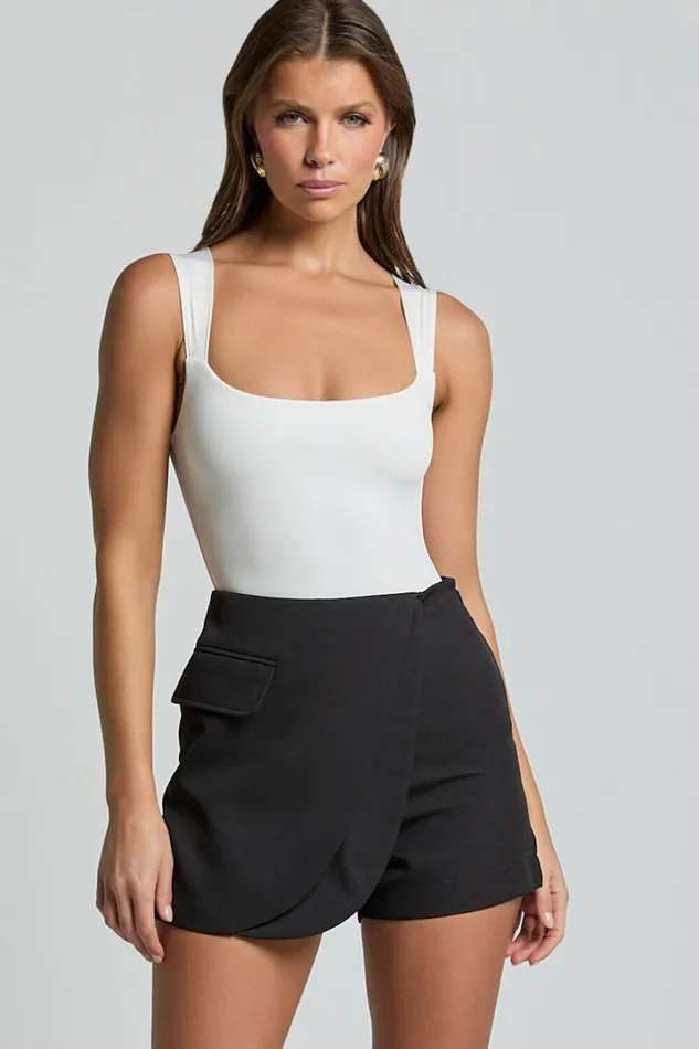 Abbie Mini Skort 8211 Pleated Skort With Pocket Detail In Black Women Showpo Shorts
