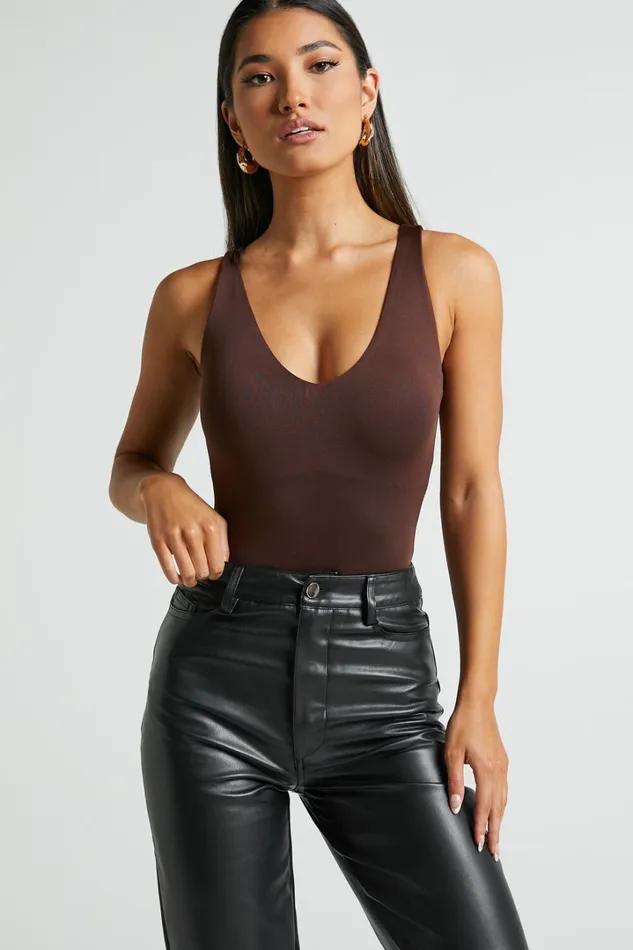 Kerrie Bodysuit 8211 V Neck Bodysuit In Chocolate Women Showpo Basics