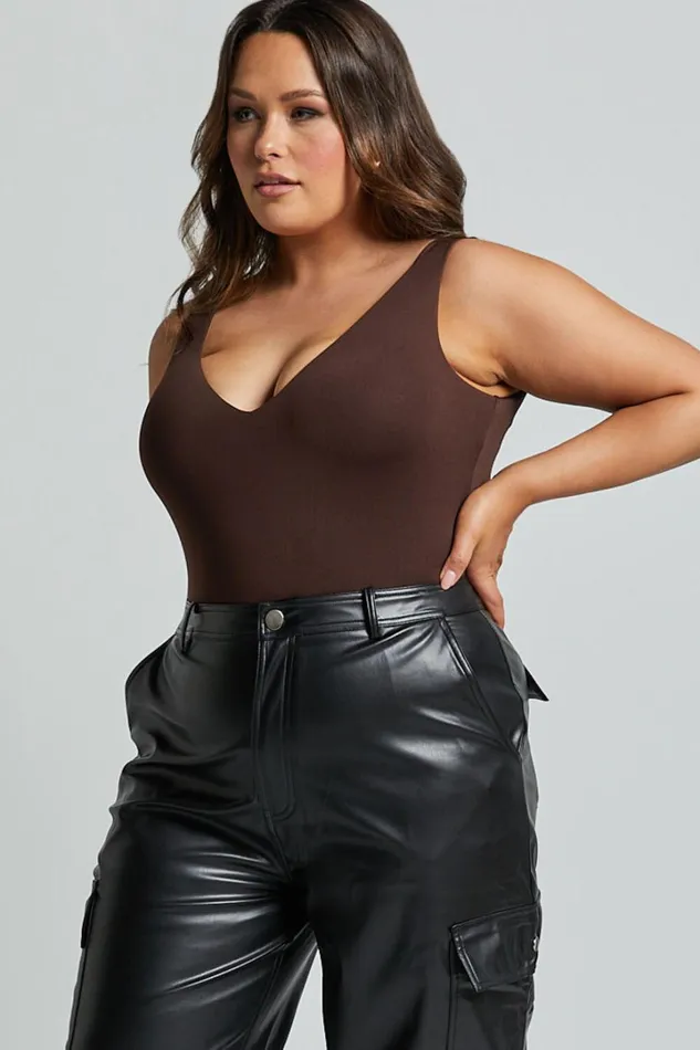 Kerrie Bodysuit 8211 V Neck Bodysuit In Chocolate Women Showpo Basics
