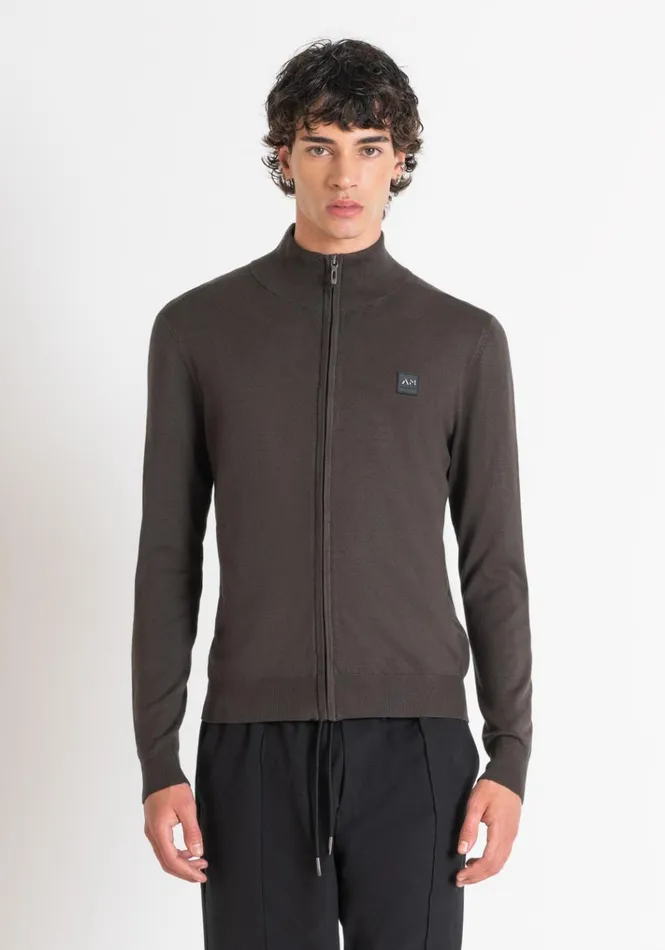 Knitwear Men Antony Morato Slim Fit Sweater In Viscose Blend With Zip And Rubberised Logo Dark Olive Green Knitwear Men Antony Morato Slim Fit Sweater In Viscose Blend With Zip And Rubberised Logo Dark Olive Green