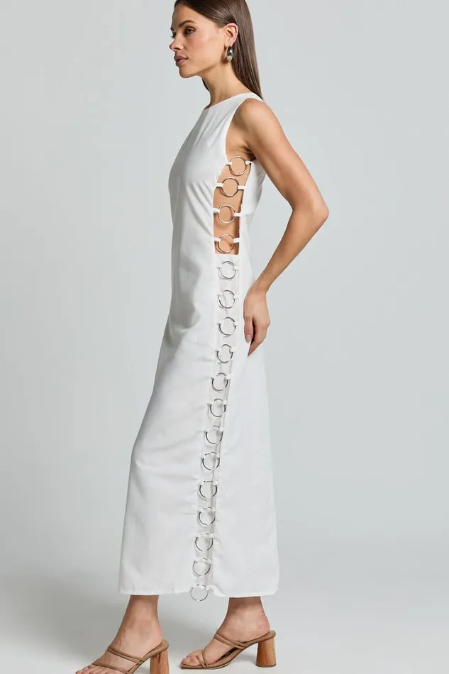 Tyla Maxi Dress 8211 Sweetheart Neck Side Ring Detail Dress In Natural Women Showpo Dresses