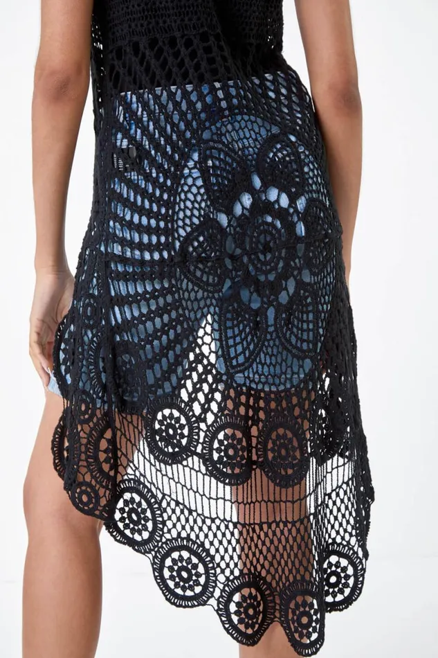 Women Black Cotton Crochet Dipped Hem Knit Top Roman Tops