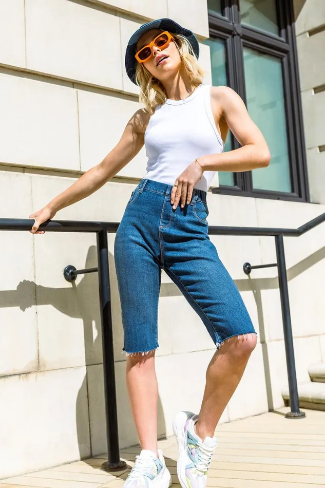 Women Denim Raw Hem Knee Length Shorts Roman Shorts
